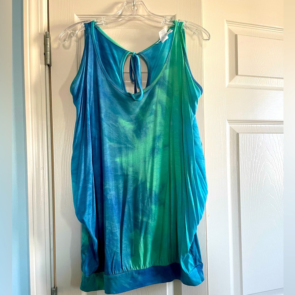 Venus size small cold shoulder top with fitted waist.